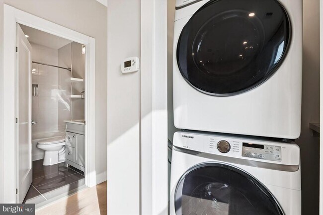 Building Photo - 1102 Staples St NE