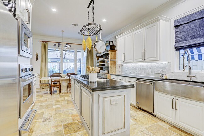 Building Photo - 2629 University Blvd