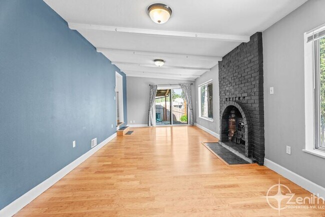 Building Photo - 427 I St