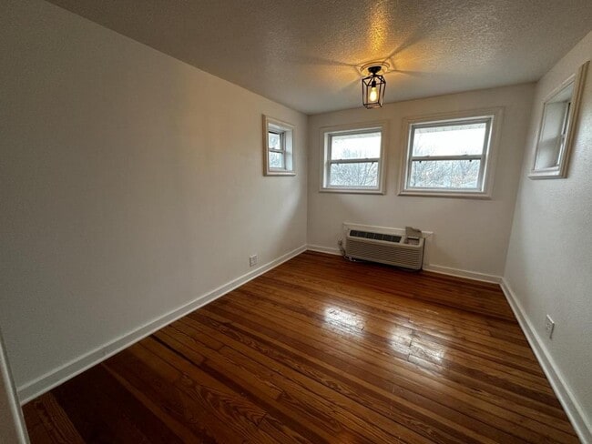 Building Photo - 304 N Roney St