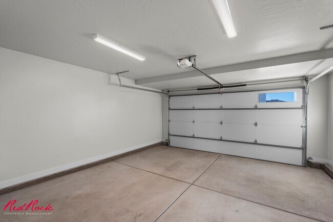 Building Photo - Brand New Townhome in Crimson Park! Stylis...