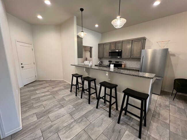 Building Photo - 2Bed/ 2Bath Available MAY- in Lubbock cooper ISD!