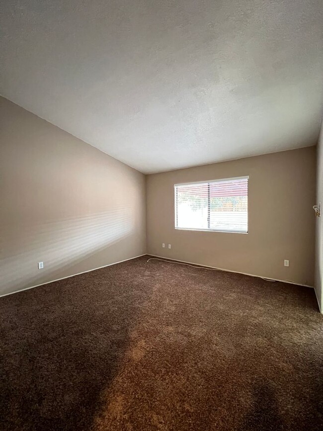 Building Photo - Beautiful 3 Bedroom 2 Bathroom House in Co...