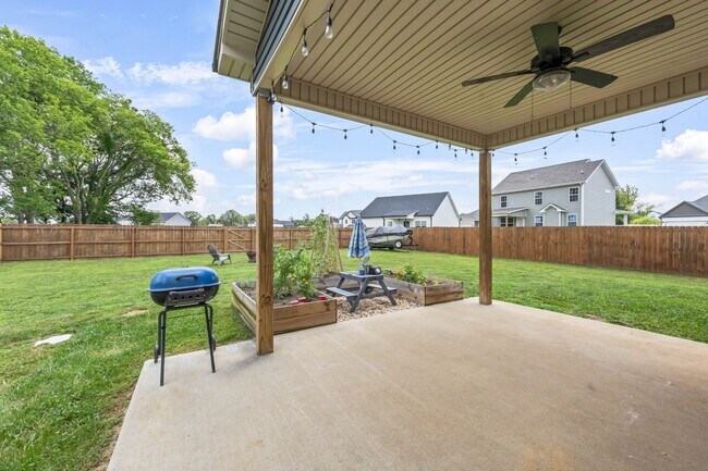 Building Photo - Pet Friendly Three Bedroom!