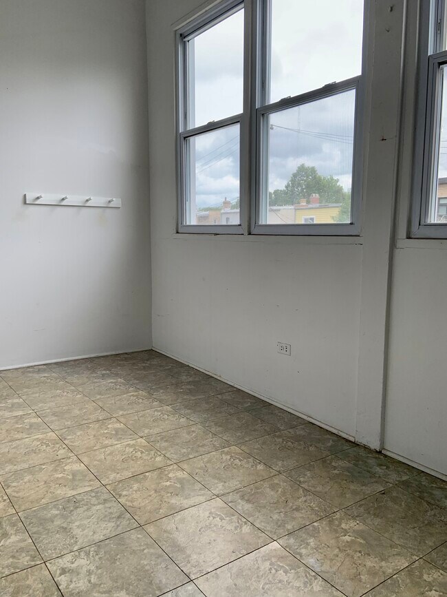 Sunroom - 2055 W Cullom Ave