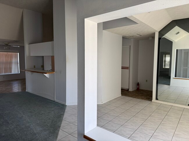 Building Photo - 1050 S Crystal Glen Dr