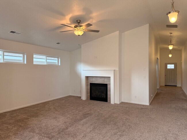 Building Photo - Beautiful Home in Montrose Community!