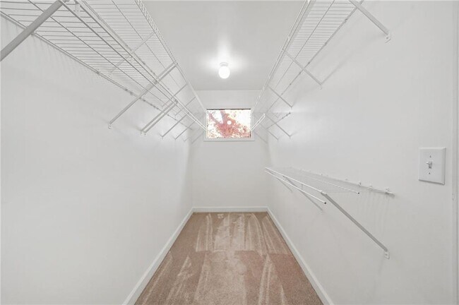 Building Photo - 1086 Pine Grove Ave NE