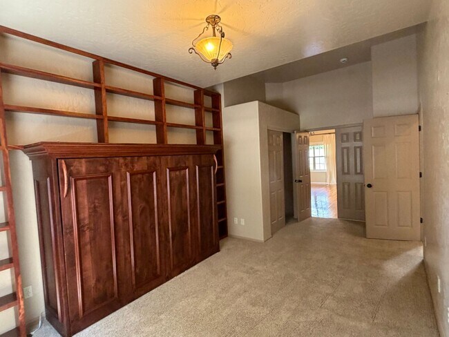 Building Photo - 1825 Venetian Dr
