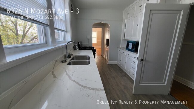 Building Photo - Beautiful 3 Bed in West Ridge