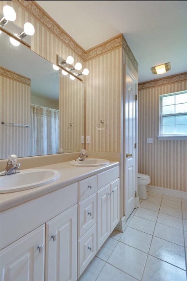 Building Photo - 4Br/2.5Ba Huge home with a sunroom