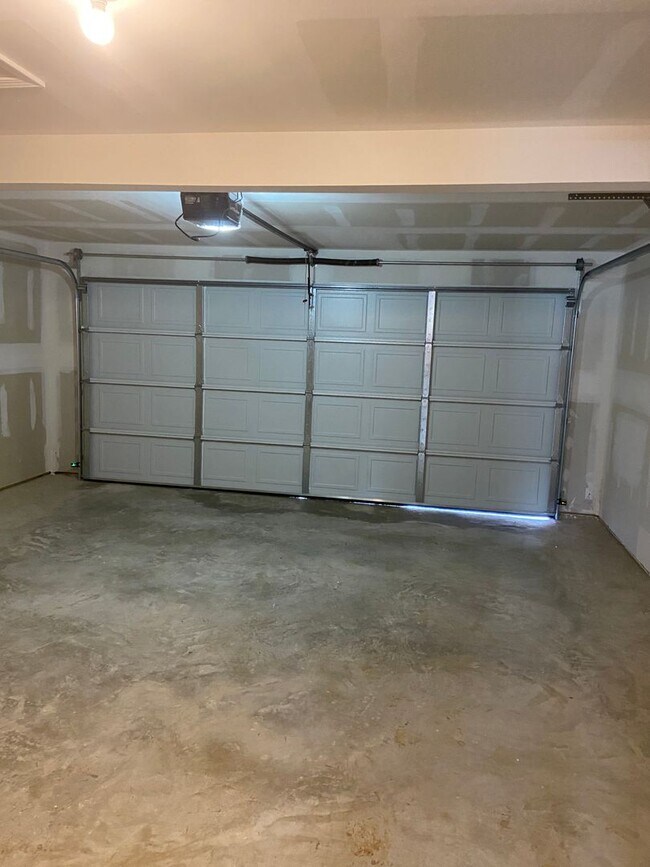 Building Photo - *Pre-leasing* Three Bedroom | Two Bathroom...