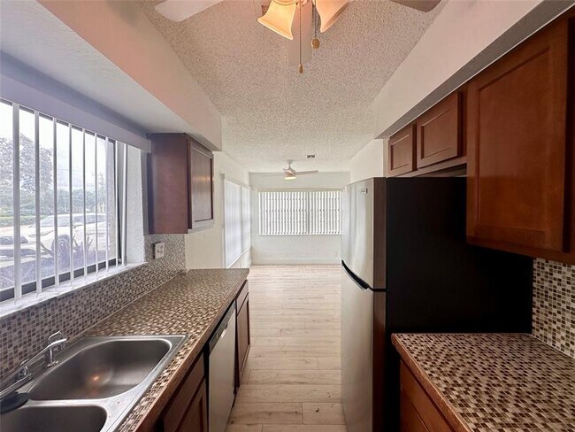 Building Photo - 2580 Coral Springs Dr