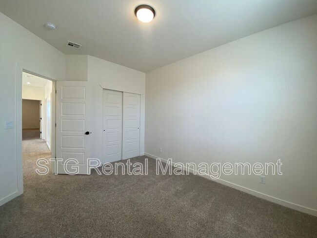 Building Photo - 767 W Scarlet Hill Dr