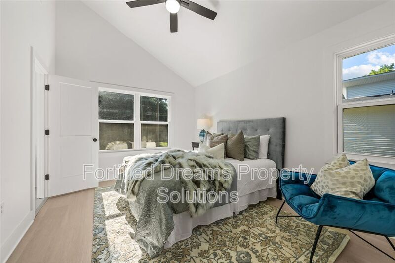 Building Photo - 210 S Carter St