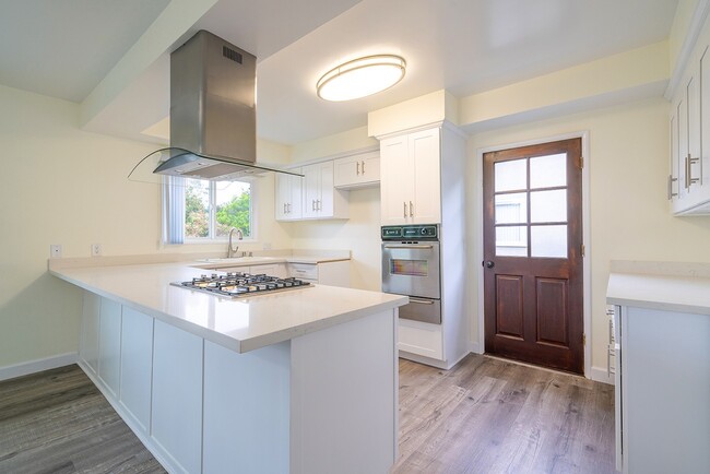 Building Photo - Valmonte 5 bedroom Beauty