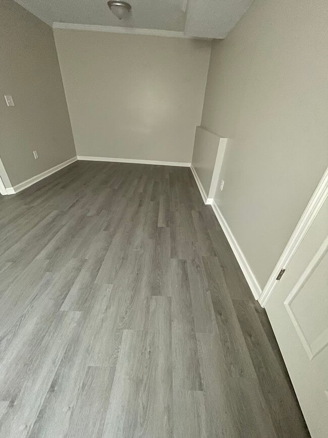Building Photo - Oversized Newly Renovated One Bedroom Available