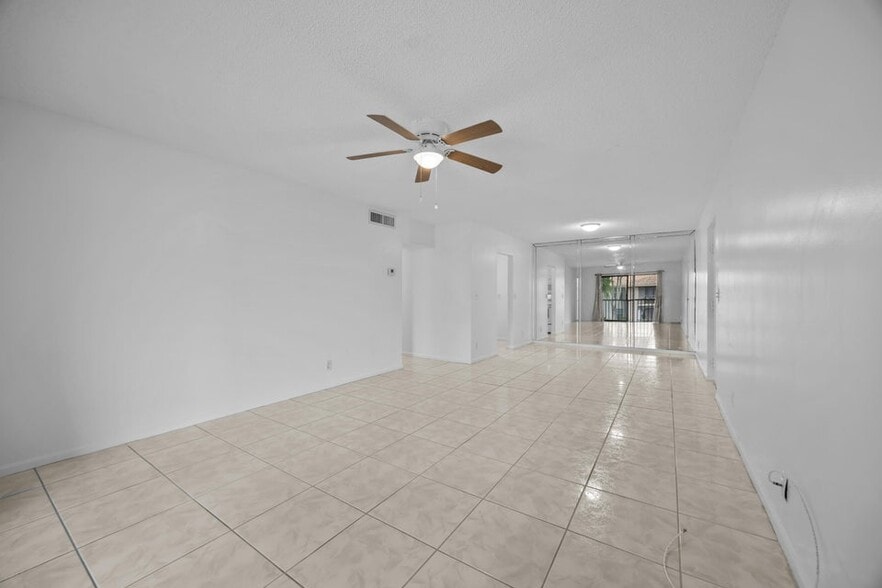 Building Photo - 9905 Pineapple Tree Dr