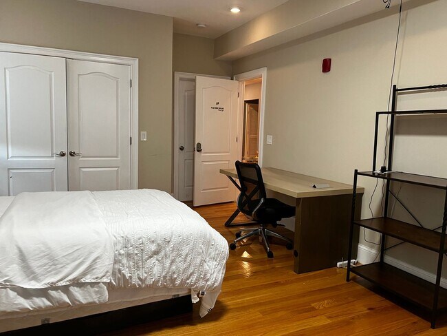 Building Photo - Massive Brighton 8 Bed / 9 Bath House in the 1700 block of Comm Ave!!!! Students Welcome. Avail 9...