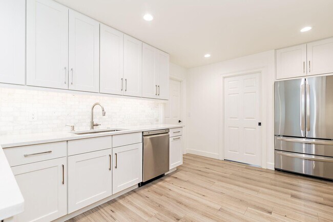 Building Photo - 120 Miramar Way