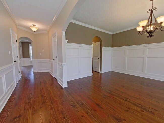 Building Photo - Estate STYLE home with pool and basement i...