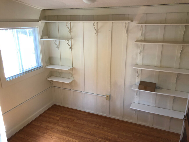 Building Photo - Adorable Two Bedroom in Pacific Grove!