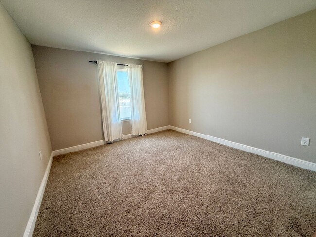 Building Photo - 5282 Neil Dr