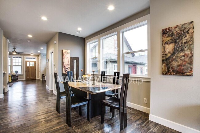 Building Photo - Close In NE Portland- Modern Townhome Across from Wholefoods and Starbucks