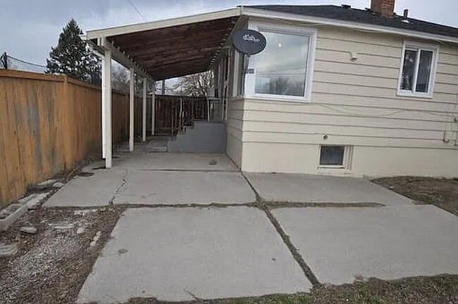 Building Photo - Charming 4 Bed, 2 Bath w/ Garage!