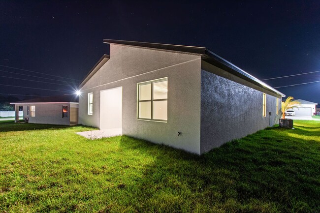 Building Photo - Deposit-Free! Modern, energy efficient hom...