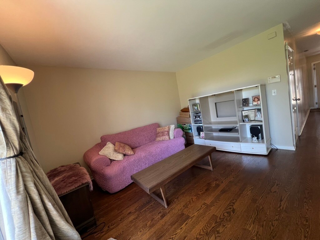 Building Photo - 556 E 32nd St