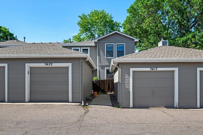 Building Photo - Bright & Spacious 2BR/2BA Townhome with Loft, Fireplace & Private Garage