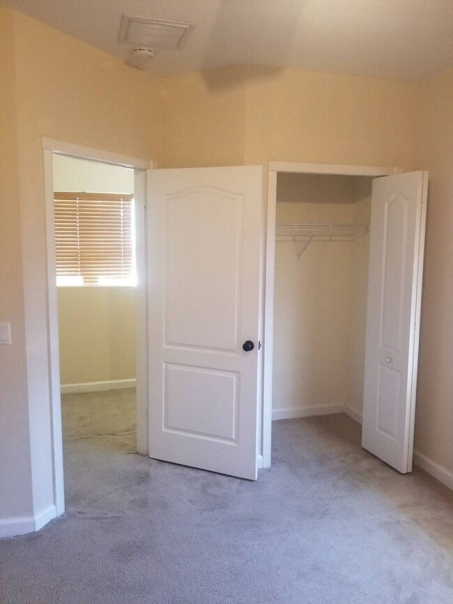 Building Photo - BACK ON THE MARKET!!! Grab this Spacious 4 Bedroom 2.5 Bath Townhouse