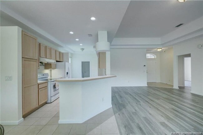 Building Photo - 4574 NW Red Maple Dr