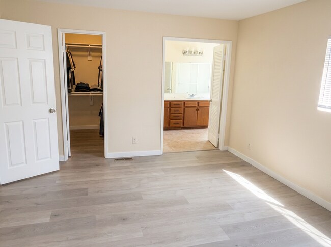 Building Photo - 2231 S Fern Ave