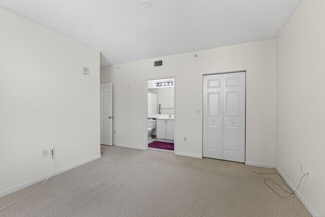 Building Photo - 720 S Sapodilla Ave