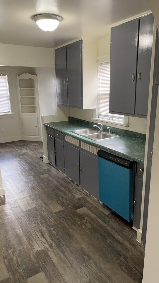 Building Photo - 32 Stafford Ave