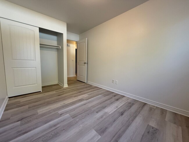 Building Photo - Remodeled Condo in West Valley