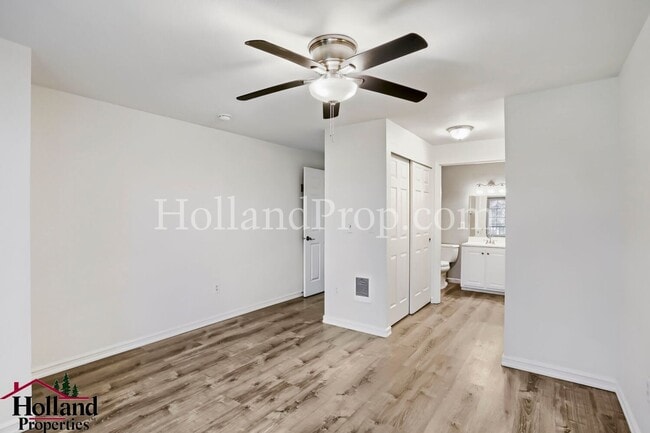 Building Photo - Beautiful 2-Bedroom Condo with a Garage!
