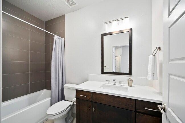 Building Photo - 3714 E Parkcenter Blvd