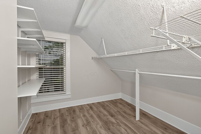 Building Photo - Charming 4BR / 3BA Historic Home with Big Backyard! BR VA