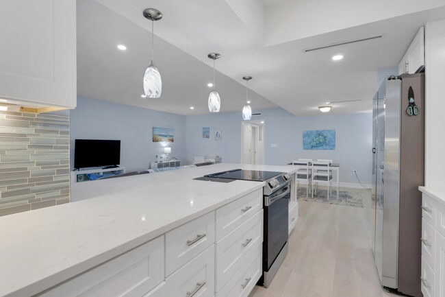 Building Photo - 3400 Gulf Shore Blvd N