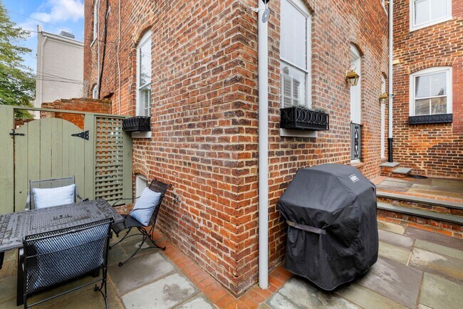 Building Photo - Beautiful 3 Bedroom Corner Lot on West Ave! ***Available 08/10/2026***