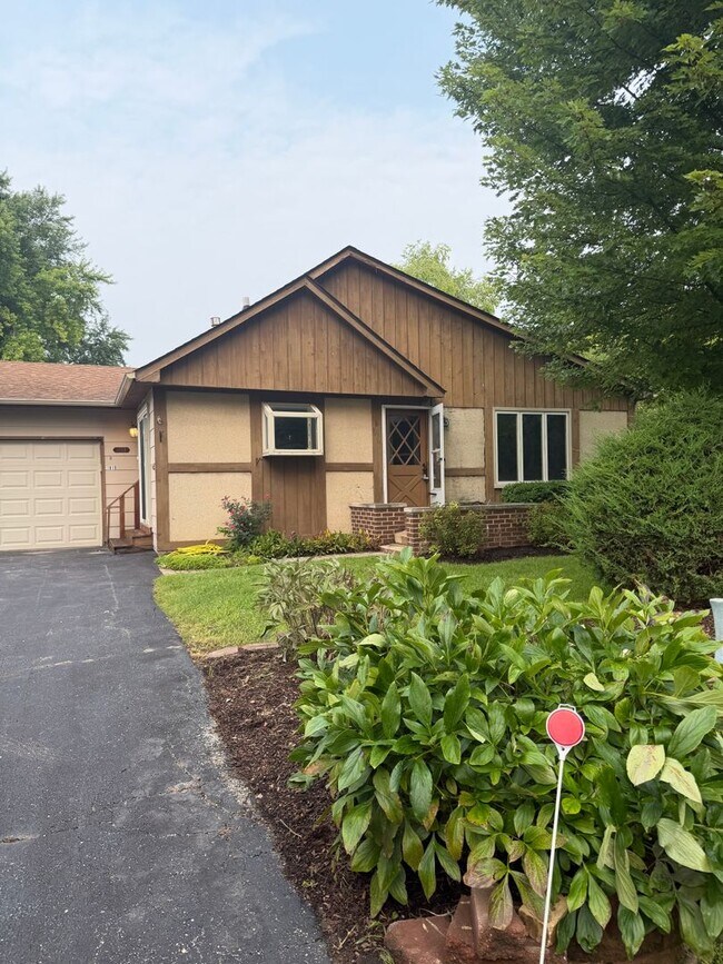 Building Photo - 1811 Hazelwood Dr