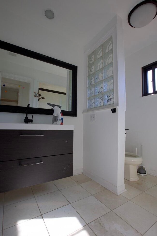 Building Photo - 702 Mainsail Ln