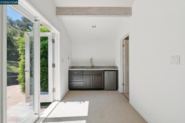 Building Photo - 660 La Casa Via