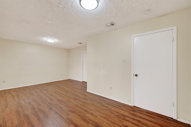 Building Photo - 15811 Pfeiffer Dr