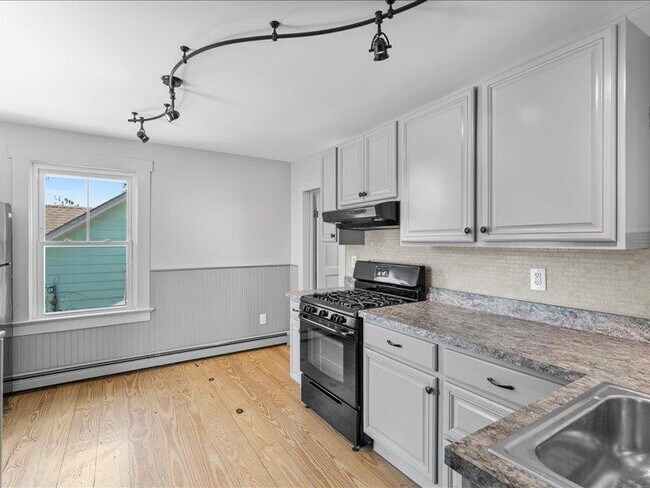 Building Photo - 28 Van Buren St