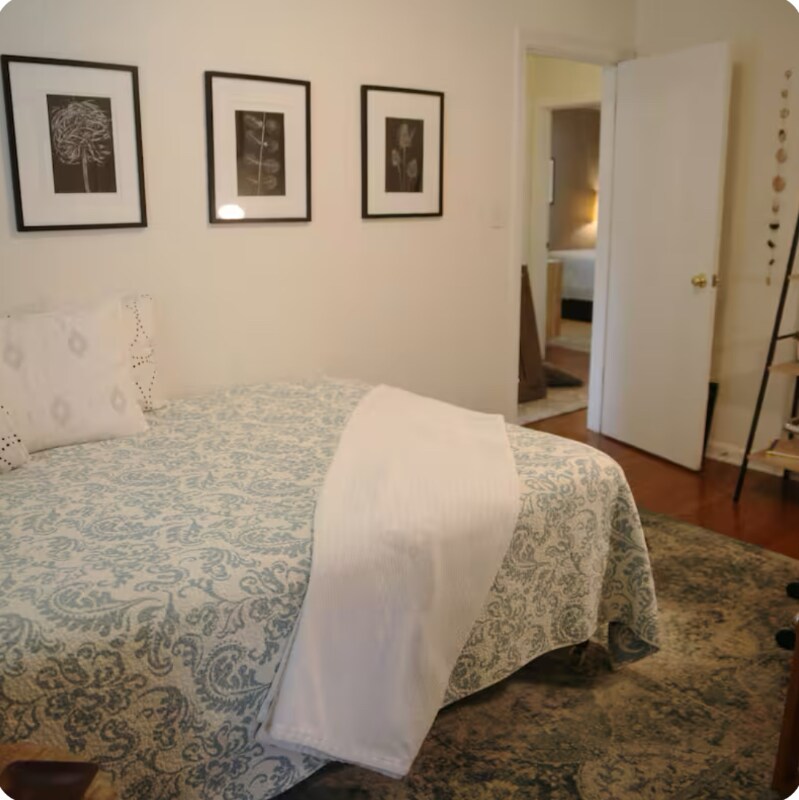 Building Photo - 5920 Rosslyn Ave