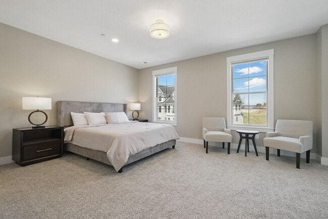 Building Photo - Luxurious, Fully Furnished Townhome       ...